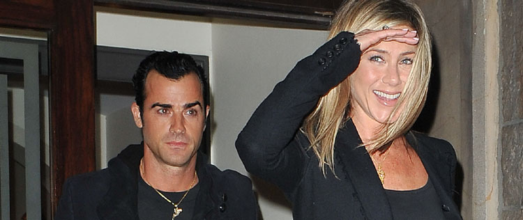 Jennifer Aniston vai a evento de moda com Justin Theroux