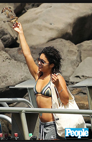Vanessa Hudgens dá comida para passarinho