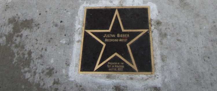 Justin Bieber ganha estrela em calçada