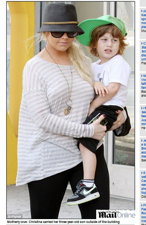 Christina Aguilera leva filho a centro educacional com o ex