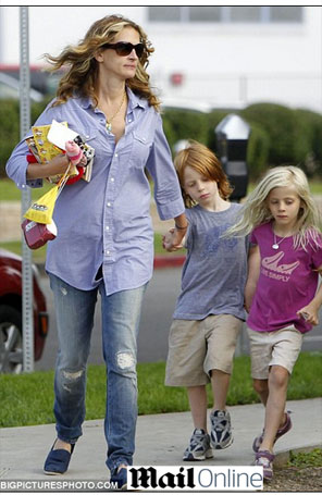 Julia Roberts passeia com os filhos