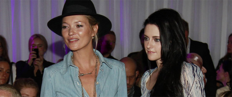 Kristen Stewart vê desfile com Kate Moss