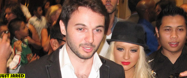 Christina Aguilera confere partida de boxe