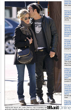 Jennifer Aniston passeia abraçadinha com Justin Theroux