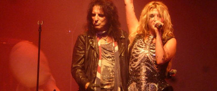 Ke$ha divide o palco com Alice Cooper
