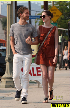 Anne Hathaway passeia com o namorado, Adam Shulman