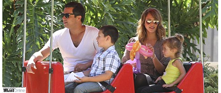 Jessica Alba passeia de trenzinho com filha mais velha