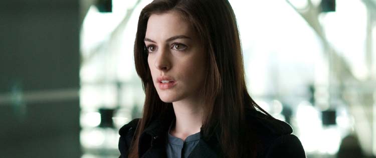 Anne Hathaway vai negociar participação com criador de <i>Glee</i>