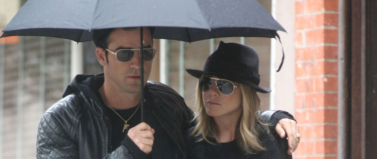 Jennifer Aniston e Justin Theroux dividem o guarda-chuva