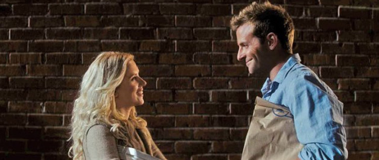 Scarlett Johansson e Bradley Cooper têm conversa em clima íntimo, diz revista
