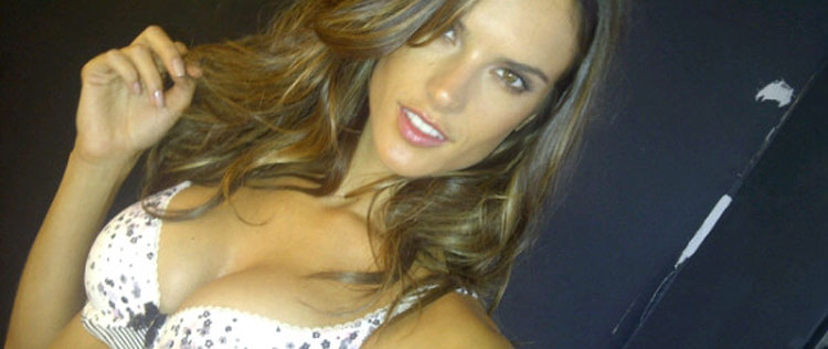 Alessandra Ambrósio posa de <i>lingerie</I>