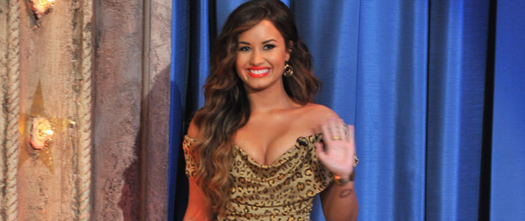 Demi Lovato aposta em vestido de oncinha