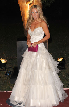 Geri Halliwell se veste como uma noiva para festa beneficente