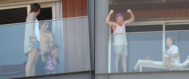 Integrantes do <I>Red Hot Chili Peppers</i> aparecem em sacada de hotel