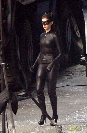 Anne Hathaway é clicada com figurino da Mulher-Gato