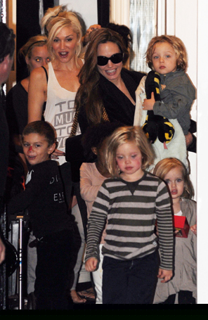 Angelina Jolie visita Gwen Stefani com os filhos