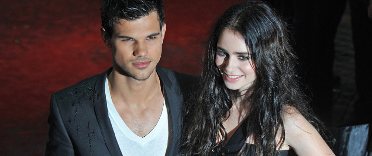 Taylor Lautner e Lily Collins posam juntos em <i>première</i>