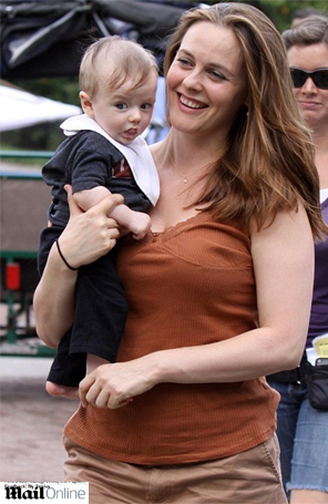 Alicia Silverstone leva seu filho para set de filmagens