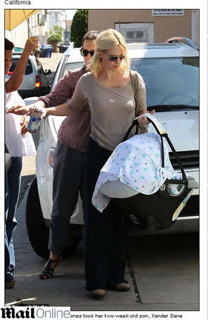 January Jones é clicada com seu filho pela primeira vez