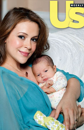 Alyssa Milano posa com o filho