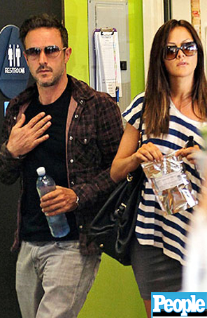 David Arquette elogia nova namorada
