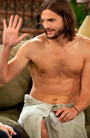 Ashton Kutcher tira mesmo a roupa na gravação de <i>Half Men</i>