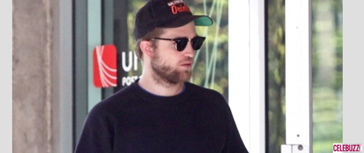 Robert Pattinson passeia por Toronto