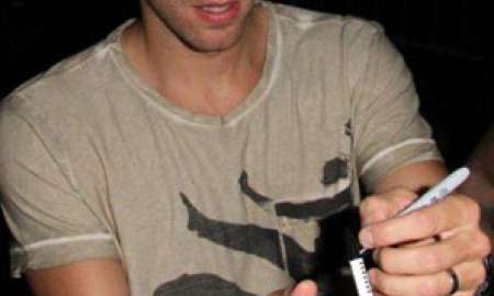 Chris Martin assina autógrafos 
