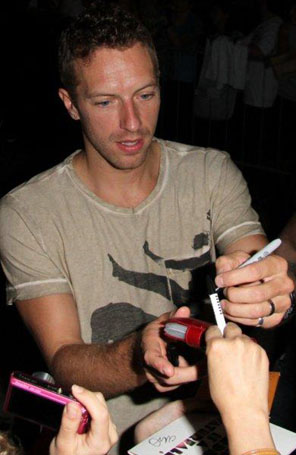 Chris Martin assina autógrafos