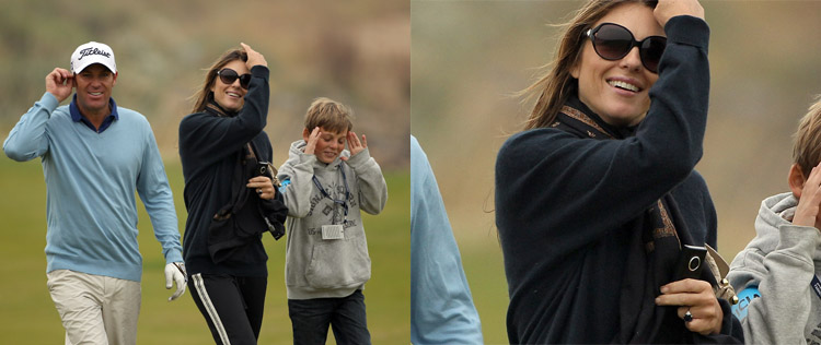 Elizabeth Hurley exibe anel de noivado