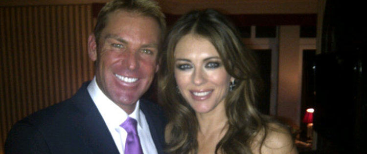 Elizabeth Hurley confirma noivado com Shane Warne