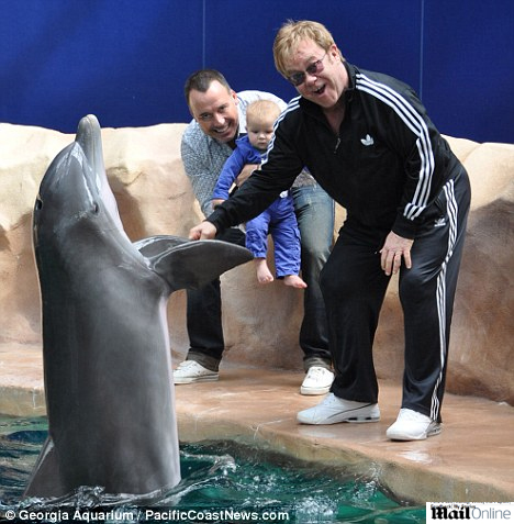 Elton John leva filho para ver golfinhos