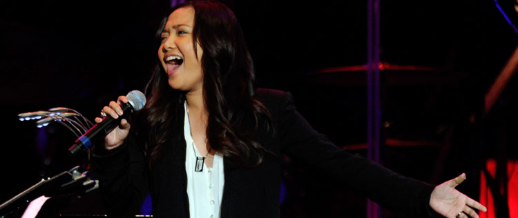 Charice solta a voz em evento