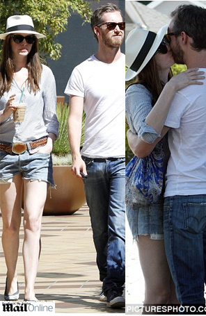 Anne Hathaway troca beijos apaixonados com o namorado