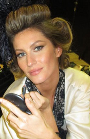 Gisele Bündchen atende fãs em voo para Nova York