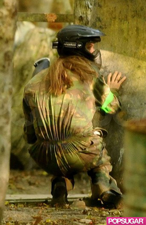 Angelina Jolie e Brad Pitt jogam paintball com Maddox