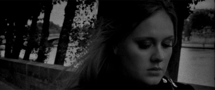 Adele cancela turnê norte-americana por conta de hemorragia na garganta