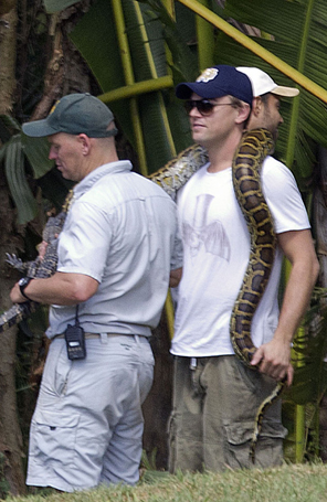 Leonardo DiCaprio segura cobra durante visita a zoológico da Austrália