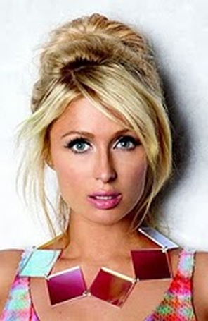 Paris Hilton reclama com companhia aérea que teria perdido sua bagagem