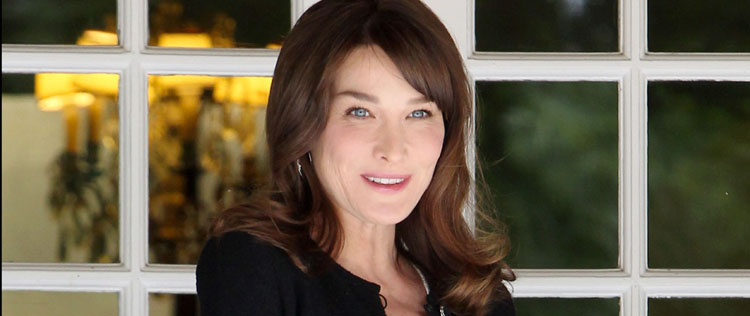 Carla Bruni se interna em hospital para dar à luz