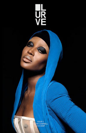 Naomi Campbell deixa seio à mostra em capa