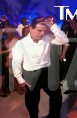 Tom Cruise mostra seus passos de dança durante casamento de amigo