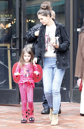 Suri Cruise se veste de joaninha para passeio