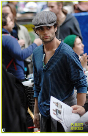 Penn Badgley participa de protesto