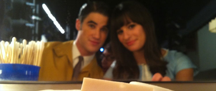 Darren Criss e Lea Michele se divertem no <i>set</i>
