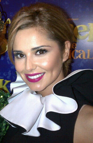 Cheryl Cole chama Simon Cowell de <i>coroa</i> na <i>internet</i>