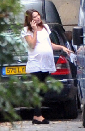 Ainda grávida, Carla Bruni passeia por Paris