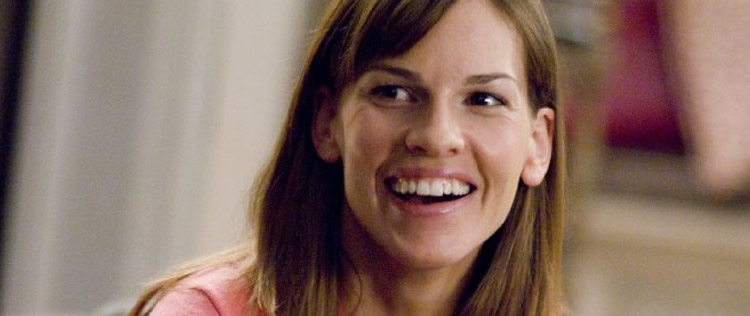 Hilary Swank pede desculpa por participação em festa de ditador tchetcheno