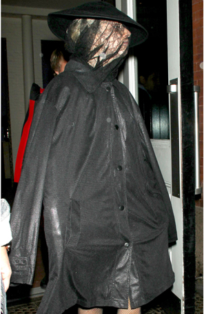 Lady Gaga se protege da chuva com renda no rosto