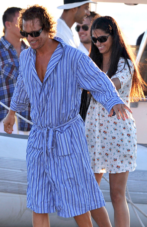 Matthew McConaughey e Camila Alves de divertem juntos em <i>set</i>